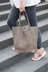 L'Élégance en Mouvement: Sac à mains en Cuir pour Femme